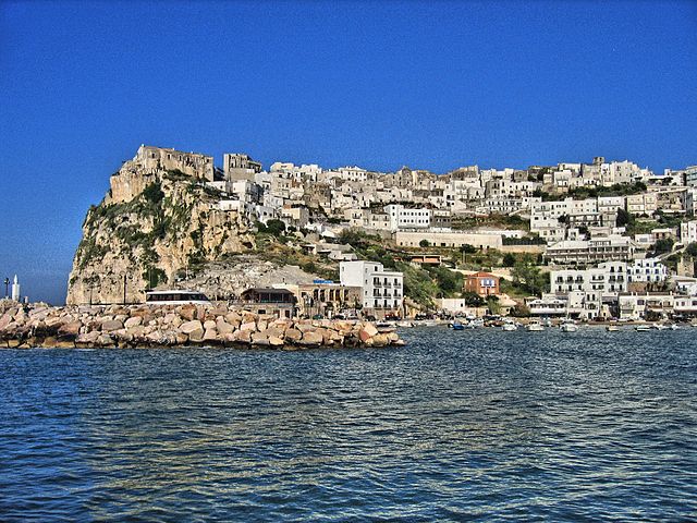 640px-Peschici_(I)_Gargano_(tone-mapping)